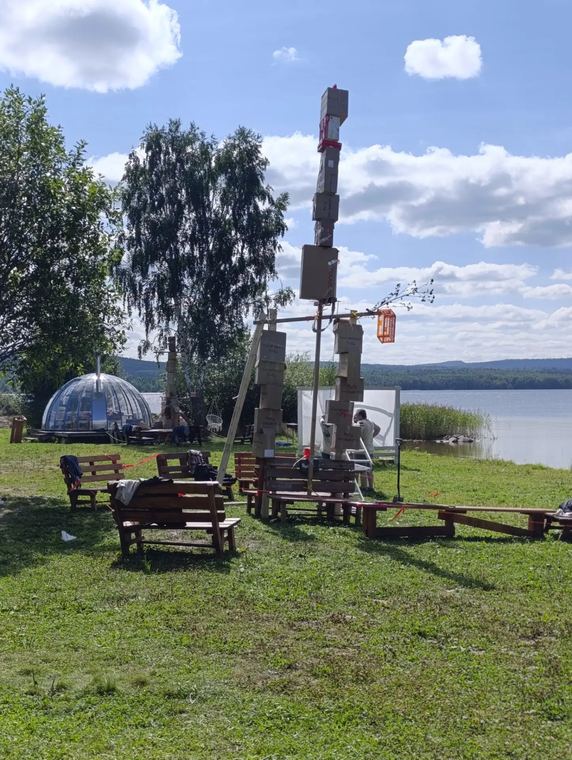 Лужайка и купол у воды